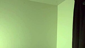 Babá veio e rasgou as roupas para orgasmo na buceta apertada