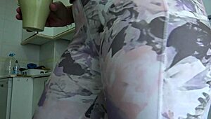 Stepmom amatoare franțuzoaică își satisface latura perversă în dormitor. Fiul vitreg excitat îi acoperă pizda păroasă cu spermă după sex intens cu milf