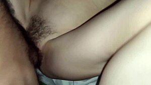 Jeg filmede POV af min kærestes behårede stramme fisse der bliver fyldt med cum, så smurte jeg noget på hendes glatte røv