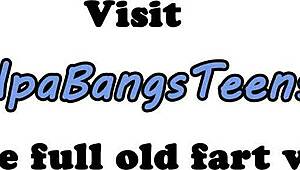 Takže táto mladá 18+ amatérska baba jazdi na starom mužovi cowgirl štýlom a prehltne jeho teplé jizz po blowjob.