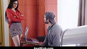 زوجة أبي تاخد نيك قاسي من ابن زوج في تحليل عنيف!