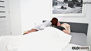 Sairaanhoitaja Kitty hoitaa vanhaa Hansia läheisellä märällä koirasasen toiminnalla