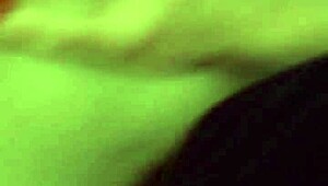 흥분한 아시안 아내가 집에서 거대한 자지 블로우잡으로 바람 피워 😈