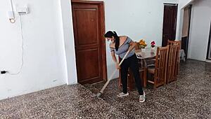 Jeg sniger mig til at knulle kurvet canadisk stuepige med store bryster mens konen er væk