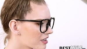 Невинная девчонка Эрин Эверхарт трахается доминирующей милф Арабеллой Рафаэль с облизыванием жопы, минетом, доггистайлом и игрой с жопой босиком.