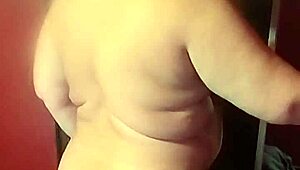 MILFがビッグアスでディルドチェアオーガズムを楽しむ