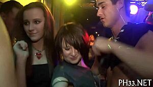 fest blir til hardcore sex med moden gruppeaction