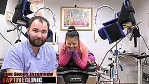 Dokters nieuwe slaaf Raya Nguyen krijgt billenkoek en gelikt