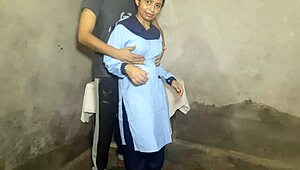 فتاة مدرسية عذراء 18+ تنحني لأول نيك كس ضيق مع معلمها، يا إلهي، مثل علاقة طالب ومعلم