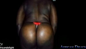 カップルが庭で全裸になってシャワーで顔射イキ！