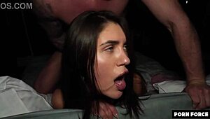 彼女は様々なポジションでクイックシャワーセックスを楽しむ