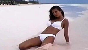 J'adore regarder les secrets du maillot de Victoria dans la version bikini d'Heidi avec cette vibe de MILF célébrité chaude