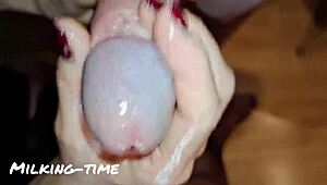 Женский POV с лактационной шлюхой, доящей смазанный монстр-член до сочного кремпая
