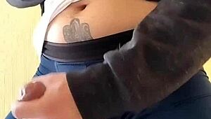 ねえ、一緒に公衆でこの巨大チンポをシゴきたい？ 😈