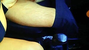 Den frekke, modne MILFen med store pupper, piercing og hårete fitte ble knullet av monsterkuk i bil