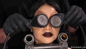 Брюнетка с мокрой пиздой трахается игрушкой в бондаже