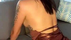 Ik ruk me af aan pik van buurman terwijl cuckold man werkt