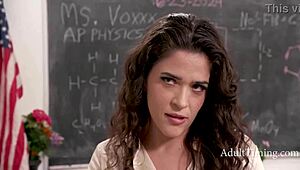 Cu dela é destruído em anal hardcore com a estudante cacheada Victoria Voxxx e Kai Jaxon