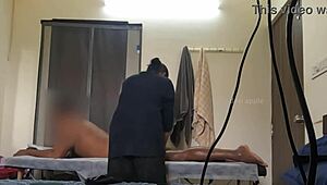 スパの女の子にうっかりチンポ見せちゃった