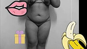 LOLLO Tvingar mig dansa i badet med naturliga tuttar