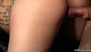 Készülj fel erre az ázsiai ribancra, aki dupla penetrációt és tágítást kap a vad színházi gangbang orgiában