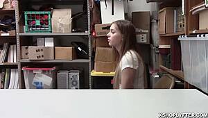 Shoplyfter: прыгает тугой пиздой на столе офицера LP