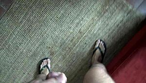 Ta zboczona macocha zaczęła siusiać prosto przed swoim pasierbem podczas ich casualowej rozmowy