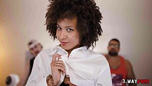 Geile zwarte 18+ meid hard geneukt door twee kerels op afstudeerfeest