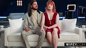 Королева Мираж, эта замужняя милф, принимает огромный ббк в доггистайле, пока мужик болеет за нее