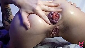 анальный кулак в хардкорном сексе с маленькими сиськами