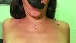 Brunette slet rekt kont uit met enorme anaal speeltjes en handbeurt