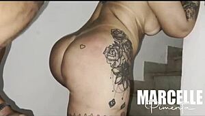 El negro grande y travieso del portero me arremetió el culo con su polla enorme en la escalera del edificio, llenó mi boca de leche 😈