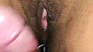 Min latina MILF husmors stramme fitte drypper våd efter sæd