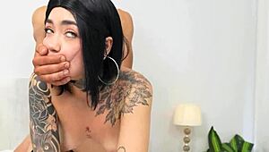 Пожалуйста, не депортируй ее, она миниатюрная субмиссивка, нуждающаяся в защите