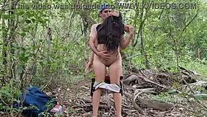 इंडियन औरत को फील्ड में फॉरेनर से चोदा