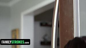 Odhaľujem svoj zadok nevlastnému otcovi v kuchyni, vidí moju pičku.