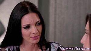 Een 18+ meid beleeft haar eerste spuitorgasme in privé moment