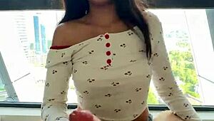 Baise une Asiatique de 18 ans dans un hôtel de luxe