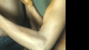 彼のチンポが私のマンコから口まで貫通して射精 😍