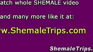 Ta trans cheerleaderka začíná s blowjobem a handjobem. Ona se masturbuje, až tvrdě vytryskne.