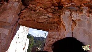 Брюнетка шлюха обожает уличный анал трах