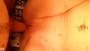 ¿Puedes creer este coñito 18+ destrozado por esa polla gorda?