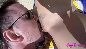 Užij si plážové dobrodružství na písku s pohledy z pohledu