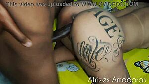 Caramba, quase não aguentei dar minha bunda pro entregador de gás em garganta profunda e sufoco.