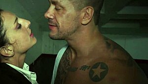 Su mujer trae una rubia para cenar con un culo de infarto