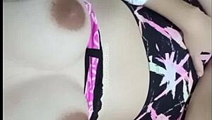 18-Летняя Студентка Университета Играет Со Своей Киской И Игрушкой