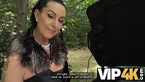 Тексас Пати възбужда мъже публично докато мъжът й гледа