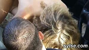 Eu vi duas loiras levando gangbang na floresta, tão putaria quente!