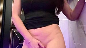 В клубе я решила жестко трахнуть свою мокрую киску на унитазе!