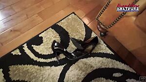 큰 가슴 빨간머리 오톰 소파 위 분수 뿜으며 큰 자지 빨기